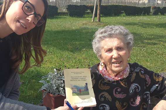 Un’intervista delicata, a cuore aperto, è quella che abbiamo condotto con Adelia, la scrittrice di Casa di Soggiorno Binotto. E non scrittrice per modo di dire: due dei suoi libri sono infatti stati pubblicati da un editore locale.